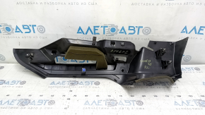 Накладка задней стойки левая Ford Focus mk3 11-18 5d черная, царапины, надломаны крепления