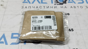 Заглушка буксировочного крюка переднего бампера правая Toyota Prius V 15-17