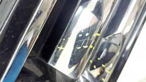 Решетка радиатора grill VW Tiguan 18-19 с эмблемой, 3 хром полоски, сверху черный глянец, царапина
