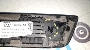 Накладка порога внешняя передняя правая Audi A5 F5 17-24 5D S-line, с подсветкой, надломана направляйка