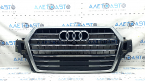 Решетка радиатора grill в сборе Audi Q7 16-19 серая, под парктроники, под камеру, с эмблемами, с кронштейном камеры, царапины, сколы, треснута, незаводские отверстия