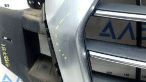 Решетка радиатора grill в сборе Audi Q7 16-19 серая, под парктроники, под камеру, с эмблемами, с кронштейном камеры, царапины, сколы, треснута, незаводские отверстия