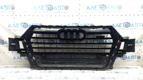 Решетка радиатора grill в сборе Audi Q7 16-19 серая, под парктроники, под камеру, с эмблемами, с кронштейном камеры, царапины, сколы, треснута, незаводские отверстия