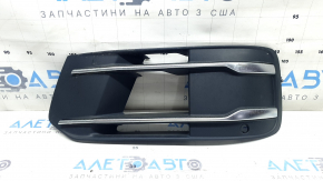 Решетка переднего бампера левая Audi Q7 16-19 хром под парктроник без радара, без заглушки, треснута, сломаны крепления