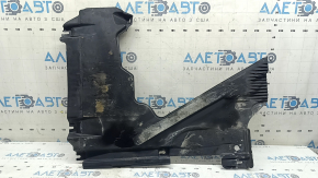 Protecția inferioară dreapta spate a caroseriei la Audi A5 F5 18-25 este presată, uzată și crăpată.