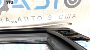 Уплотнитель стекла задний левый Audi Q7 16-26 с молдингом хром, погнут молдинг