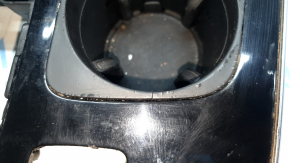 Ornamente consolă centrală Audi Q7 16-19, negru lucios, cu suporturi de pahare, lustruibilă, suporturi de pahare crăpate, denivelări