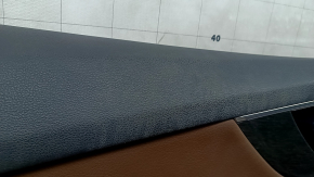 Panou ușă stânga față negru pentru Audi Q7 16-19, inserție din piele maro, ornamente din lemn negru lucios și închis la culoare, BOSE, cotieră din piele maro cu mâner, zgârieturi, îndoitură