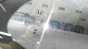 Форточка глухое стекло задняя правая Honda Accord 18-22 хром, царапины на хроме