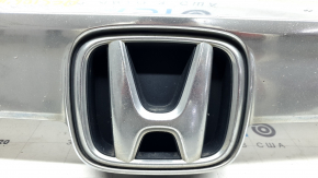 Молдинг решетки радиатора верхний центральный Honda Accord 18-20 светлый хром, с креплением и эмблемой, песок
