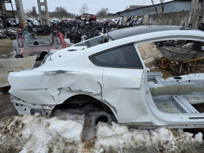 Aripă spate dreapta a unui Ford Mustang mk6 15-23 coupe, pe caroserie, albă, lovituri