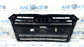 Решетка радиатора в сборе Audi A4 B9 17 с эмблемой, quattro, под парктроники, светлый хром, прижата, отсутствует фрагмент