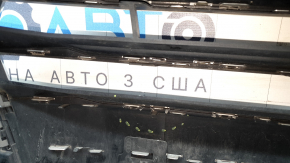 Решетка радиатора в сборе Audi A4 B9 17 с эмблемой, quattro, под парктроники, светлый хром, прижата, отсутствует фрагмент