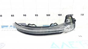 Повторитель поворота правого зеркала Audi A5 F5 18-25 скол
