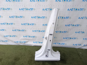 Stâlpul central stâng al caroseriei Audi A4 B9 17-25 a fost tăiat cu ferăstrăul, tăiat nestandard.