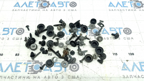 Piese metalice pentru bara de protecție, capotă și aripioare ale unui Audi A6 C7 16-18 (incomplete)