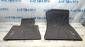 Un set de covorașe pentru BMW X5 G05 19-26 din cauciuc negru, 2 rânduri, crăpături pe covorașul șoferului