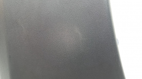 Накладка центральной стойки нижняя левая Mazda CX-5 17-24 черная, царапины, побелел пластик