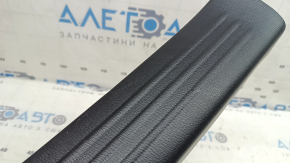 Накладка порога задняя левая Mazda CX-5 17-24 черная, царапины