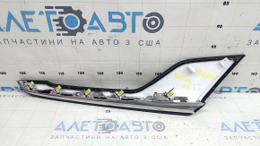 Накладка центральной консоли боковая правая Mazda CX-5 17-25 черная с хромом, с коричневой строчкой, царапины