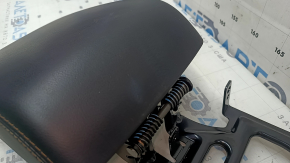 Подлокотник Mazda CX-5 17-25 кожа черная с коричневой строчкой, царапины, под чистку