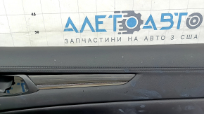 Обшивка двери карточка передняя правая Mazda CX-5 17-23 черная, с черной вставкой кожа, подлокотник кожа черный, молдинг под темное-серое дерево, под химчистку