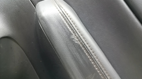 Panou ușă spate dreapta negru Mazda CX-5 17-23 cu inserție din piele neagră, cotieră din piele neagră, ornament din lemn închis la culoare, zgârieturi, urme de zgârieturi pe ornament