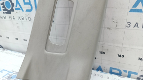 Накладка центральной стойки верхняя ремень правая Nissan Rogue 21-26 серая, царапина, под чистку, побелело крепление