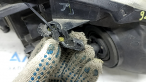 Фара передняя левая Toyota Prius 30 13-15, рест, галоген, паутинка, под полировку, сломано крепление