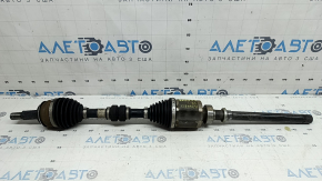 Semi-arborele din dreapta față al unui Nissan Rogue 22-23 1.5 AWD are un filet decojit.