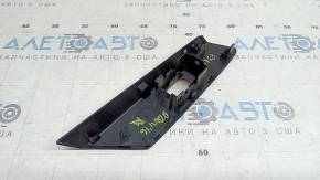 Накладка управления стеклоподъемником задним левым Toyota Rav4 16-18 черная, царапины