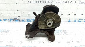 Подушка двигателя задняя Toyota Rav4 16-18 hybrid, ржавая, микротрещины, отрезана шпилька