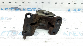 Подушка двигателя задняя Toyota Rav4 16-18 hybrid, ржавая, микротрещины, отрезана шпилька