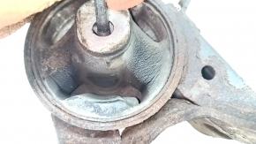 Подушка двигателя задняя Toyota Rav4 16-18 hybrid, ржавая, микротрещины, отрезана шпилька