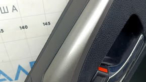Обшивка двери карточка задняя левая Toyota Rav4 16-18 черная, подлокотник кожа черная, вставка серебро, с ручкой, царапины, потерта