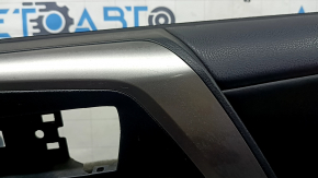 Обшивка двери карточка передняя правая Toyota Rav4 16-18 черная, подлокотник кожа черная, вставка серебро, с ручкой, царапины, потерта