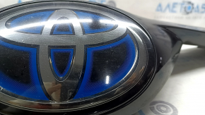 Решетка радиатора grill Toyota Rav4 16-18 hybrid с хром молдингами, с эмблемой под радар, с уплотнителем, сколы