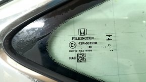 Форточка глухое стекло задняя правая Honda Accord 23-26 хром, потерт уплотнитель