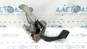 Pedala de frână la un Toyota Rav4 hibrid 2016-2018, cu senzor, este ruginită.