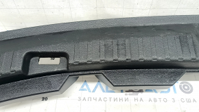 Накладка проема багажника Ford Edge 15-24 черная, царапины, сломаны крепления