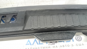 Накладка проема багажника Ford Edge 15-24 черная, царапины, сломаны крепления