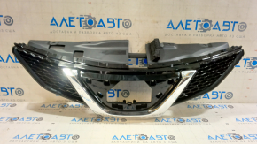 Решетка радиатора grill Nissan Rogue Sport 17-18 без эмблемы, с хромом, под дистроник