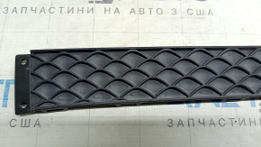 Накладка переднего бампера центральная Mercedes H247 GLA 20-23 без парктроников, выцвел пластик, примята
