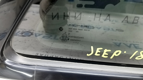 Форточка глухое стекло задняя правая Jeep Grand Cherokee WK2 17-19 черный молдинг, тонировка, потерт молдинг