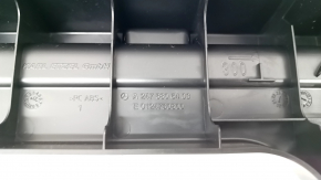 Кронштейн пола багажника передний Mercedes H247 GLA 20-26 черная, под химчистку