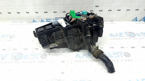 Cutia de siguranțe de sub capotă la un Honda Insight din 19-20 este mare, îi lipsește capacul și cablajul, iar suportul este defect.