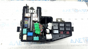 Cutia de siguranțe de sub capotă la un Honda Insight din 19-20 este mare, îi lipsește capacul și cablajul, iar suportul este defect.