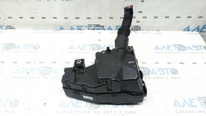 Cutia de siguranțe de sub capotă la un Honda Insight din 19-20 este mare, îi lipsește capacul și cablajul, iar suportul este defect.