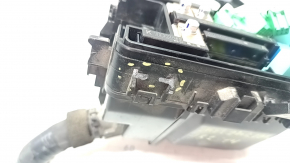 Cutia de siguranțe de sub capotă la un Honda Insight din 19-20 este mare, îi lipsește capacul și cablajul, iar suportul este defect.