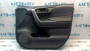 Обшивка двери карточка передняя правая Toyota Rav4 19-24 черная, подлокотник кожа черная, вставка пластик черный, хром молдинг, потертости, примята кожа